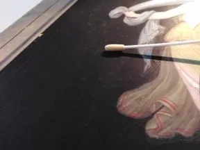 Nettoyage au coton d'une peinture sur papier
