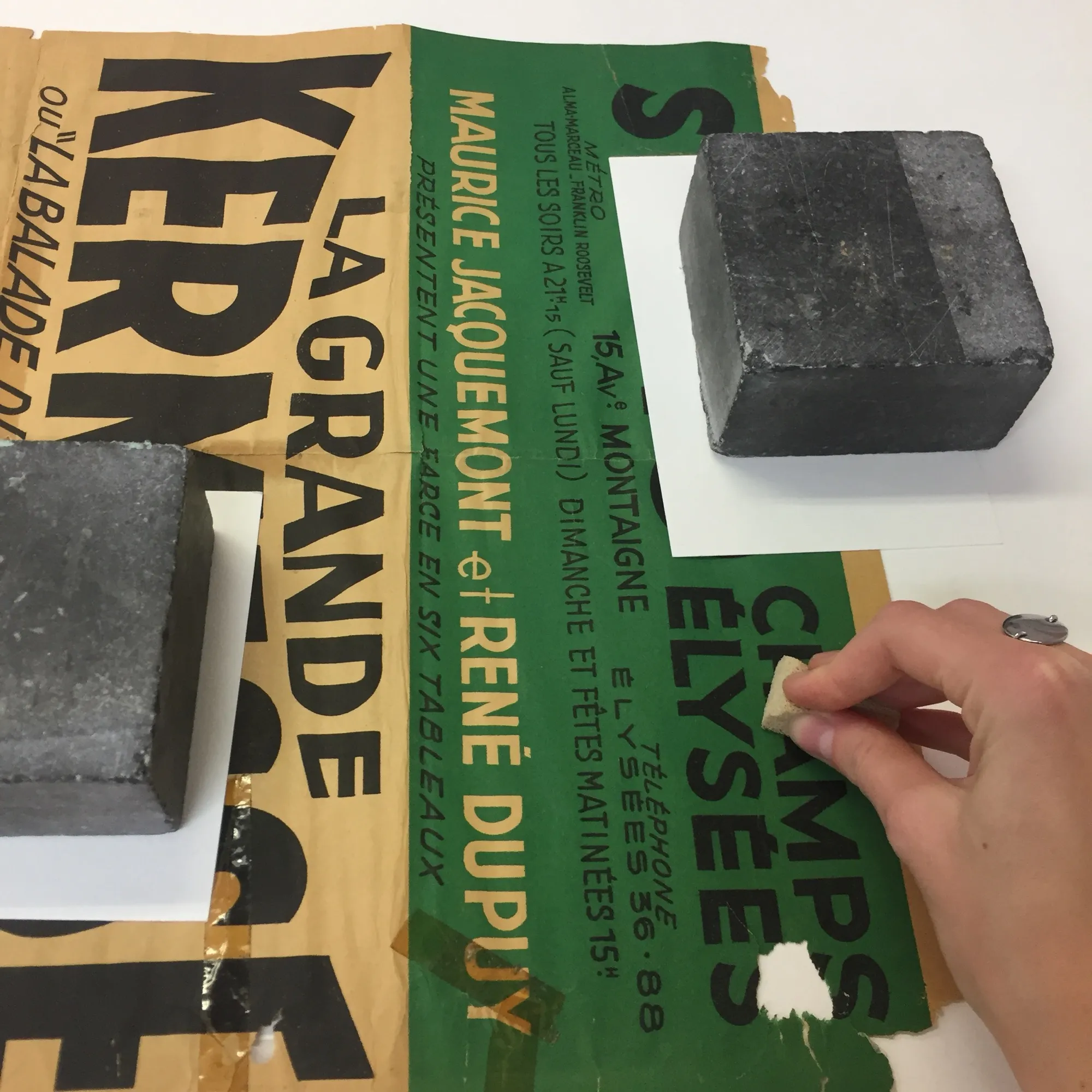 Nettoyage à sec d'une affiche ancienne à l'aide d'une gomme et d'une éponge de latex