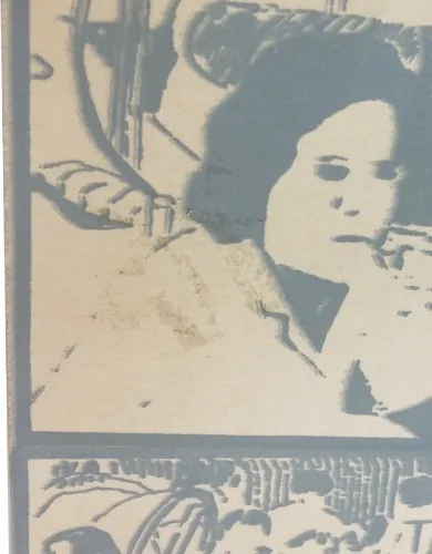 Portrait imprimé d'une femme, avec une tache d'adhésif sur le visage