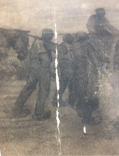 Scène de soldats en marche traversée de déchirures et de lacunes blanches